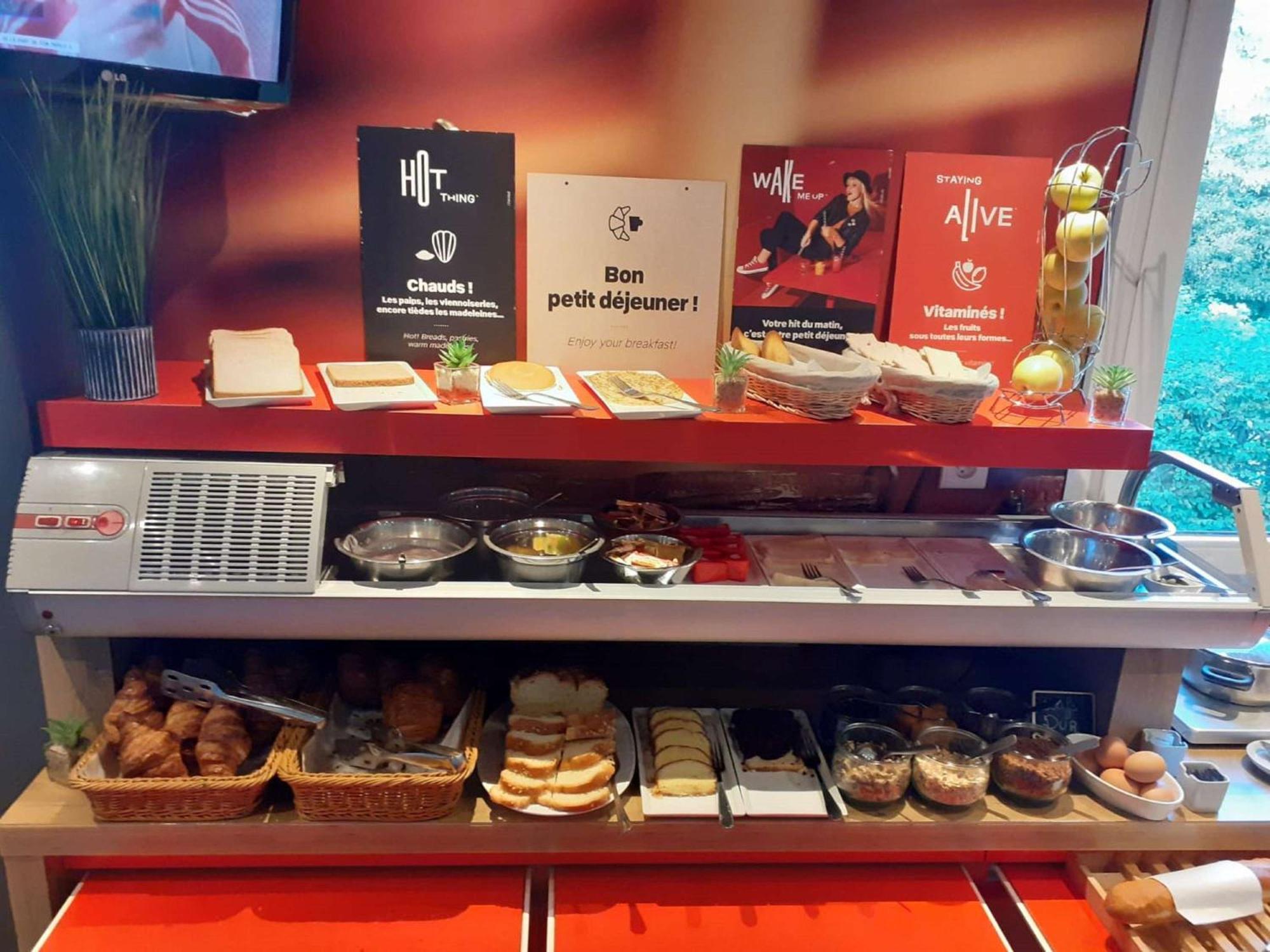 里斯堂德莫尼宜必思酒店 Fourmies 外观 照片