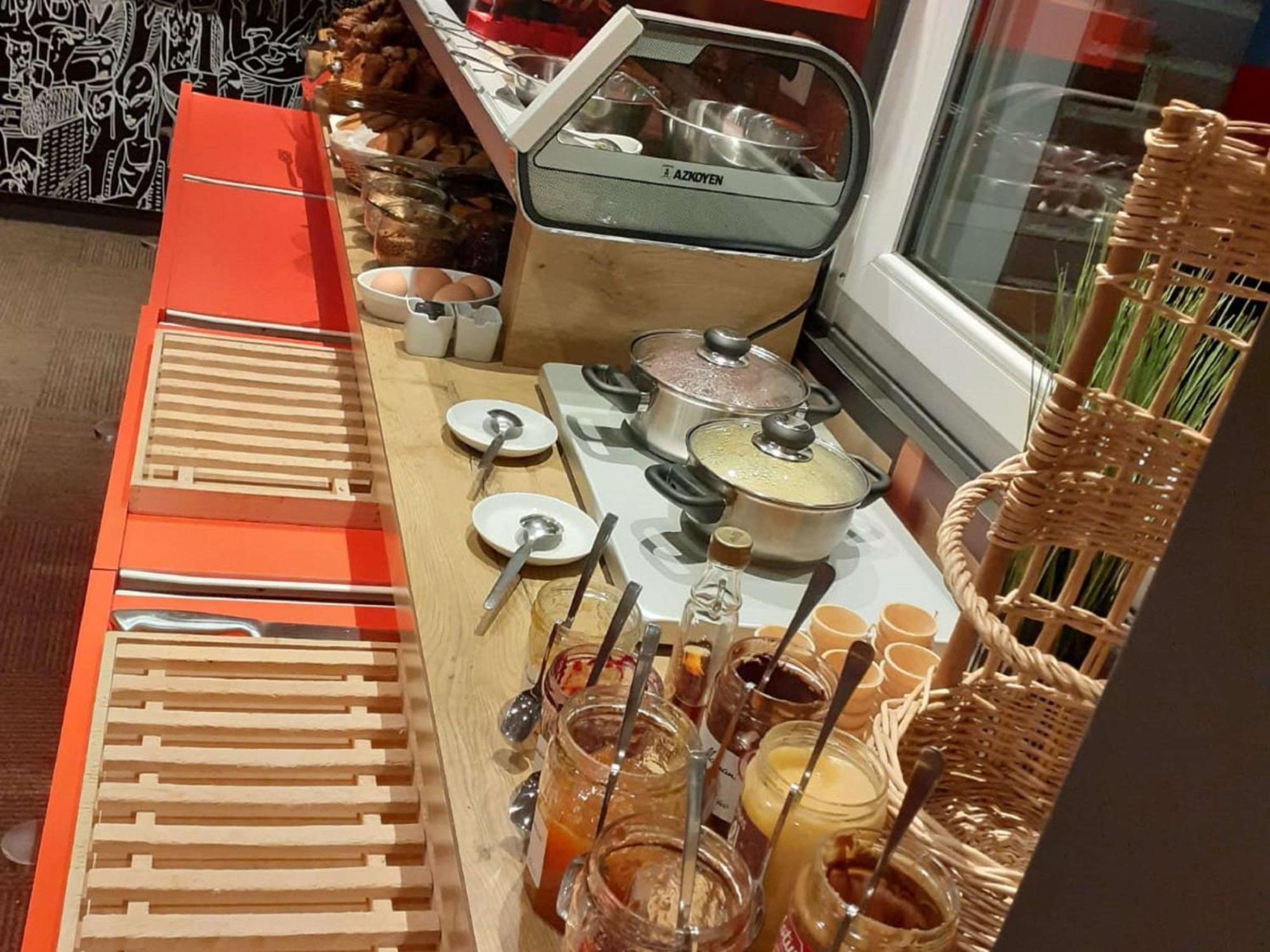 里斯堂德莫尼宜必思酒店 Fourmies 外观 照片