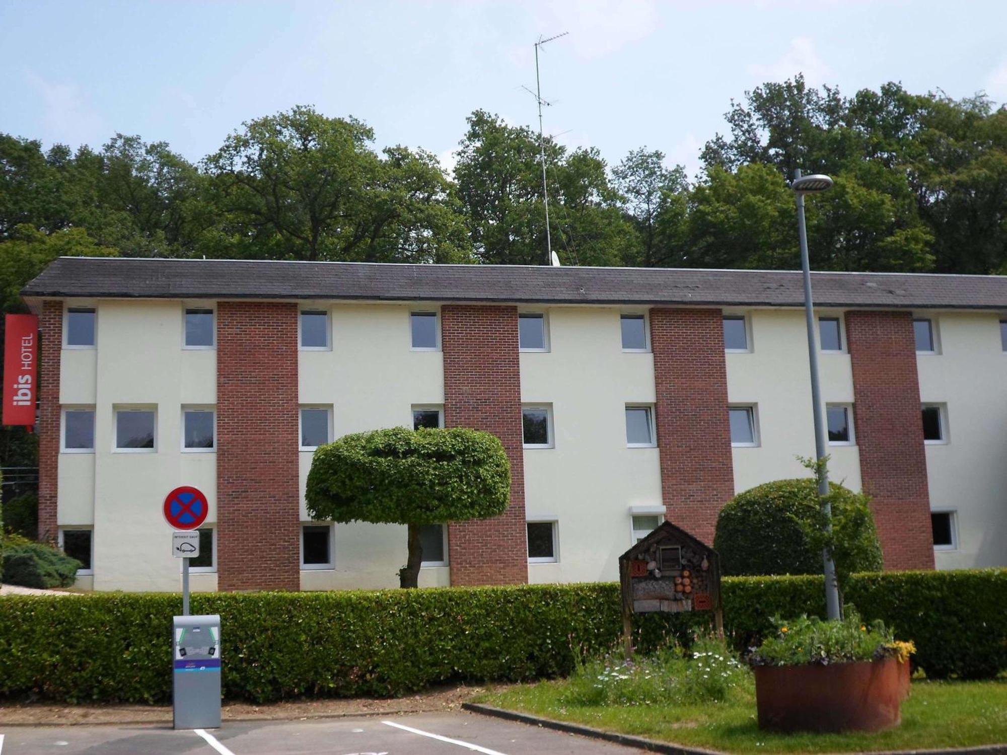 里斯堂德莫尼宜必思酒店 Fourmies 外观 照片